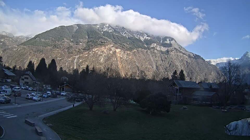 <h2>Webcam au niveau de la mairie du village du Bourg d'Oisans, aux pieds de l'Alpe d'Huez et aux portes du parc des Écrins</h2>
