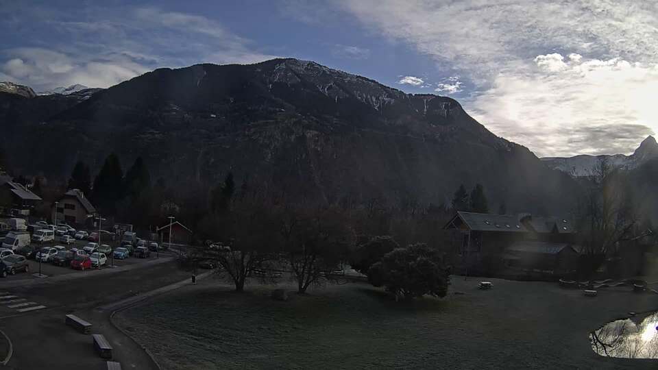 <h2>Webcam au niveau de la mairie du village du Bourg d'Oisans, aux pieds de l'Alpe d'Huez et aux portes du parc des Écrins</h2>