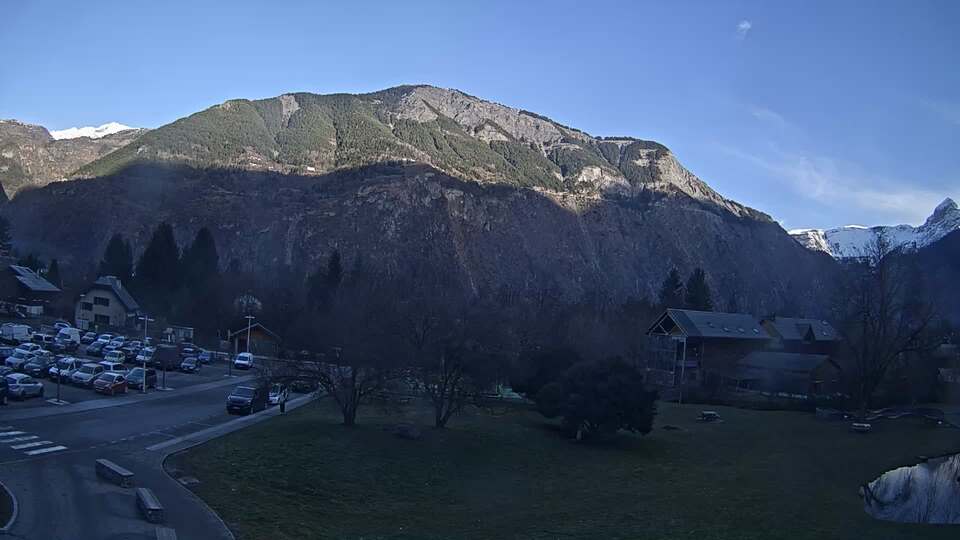 <h2>Webcam au niveau de la mairie du village du Bourg d'Oisans, aux pieds de l'Alpe d'Huez et aux portes du parc des Écrins</h2>