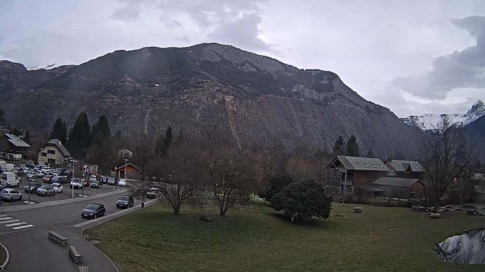 <h2>Webcam au niveau de la mairie du village du Bourg d'Oisans, aux pieds de l'Alpe d'Huez et aux portes du parc des Écrins</h2>
