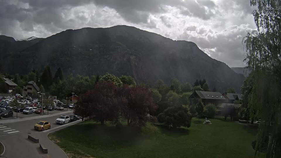 Webcam au niveau de la mairie du village du Bourg d'Oisans, aux pieds de l'Alpe d'Huez et aux portes du parc des Écrins