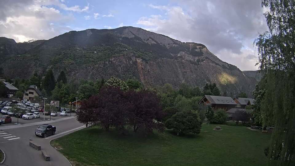 Webcam au niveau de la mairie du village du Bourg d'Oisans, aux pieds de l'Alpe d'Huez et aux portes du parc des Écrins