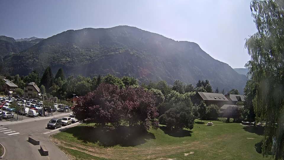 Webcam au niveau de la mairie du village du Bourg d'Oisans, aux pieds de l'Alpe d'Huez et aux portes du parc des Écrins