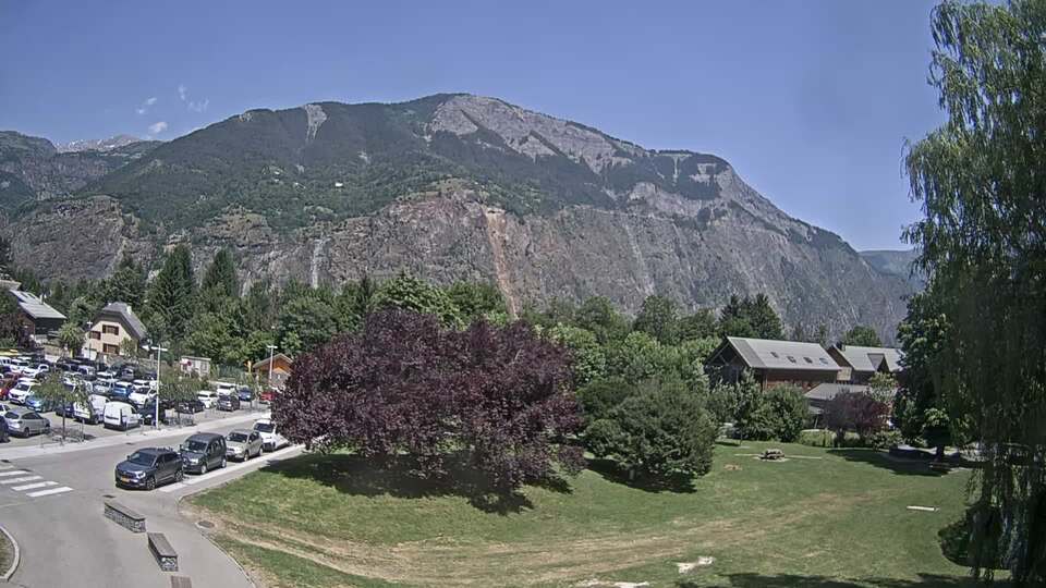 Webcam au niveau de la mairie du village du Bourg d'Oisans, aux pieds de l'Alpe d'Huez et aux portes du parc des Écrins