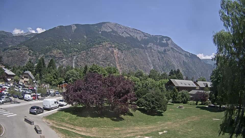Webcam au niveau de la mairie du village du Bourg d'Oisans, aux pieds de l'Alpe d'Huez et aux portes du parc des Écrins