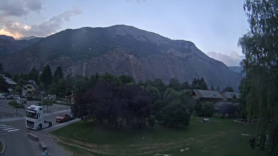 Webcam au niveau de la mairie du village du Bourg d'Oisans, aux pieds de l'Alpe d'Huez et aux portes du parc des Écrins