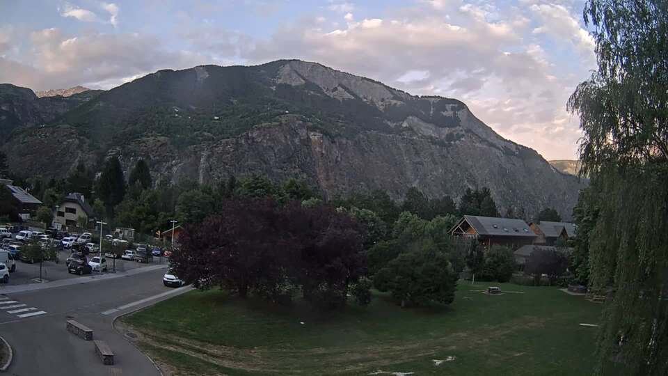 Webcam au niveau de la mairie du village du Bourg d'Oisans, aux pieds de l'Alpe d'Huez et aux portes du parc des Écrins
