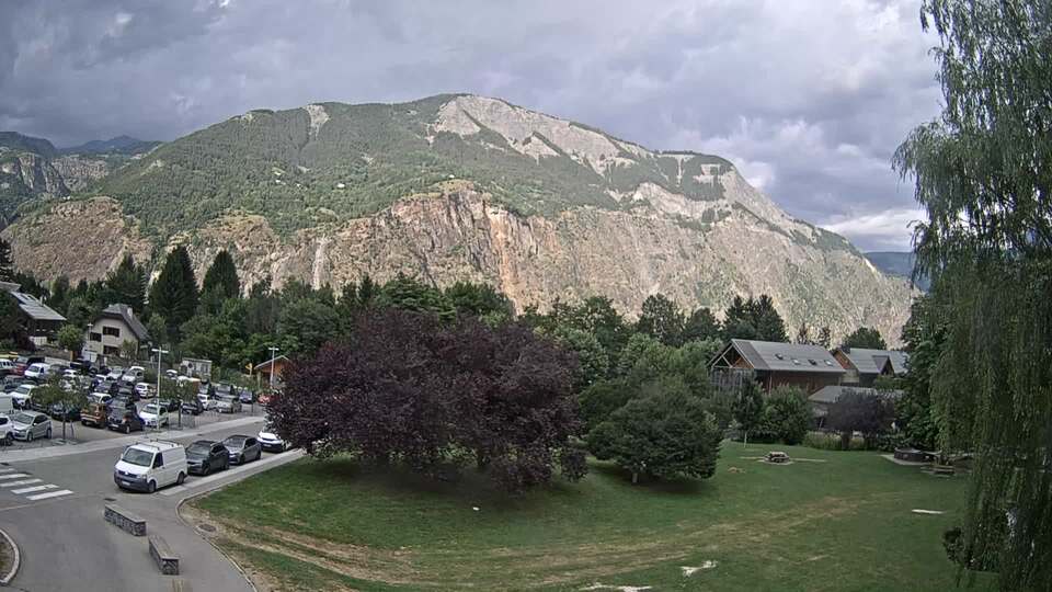 Webcam au niveau de la mairie du village du Bourg d'Oisans, aux pieds de l'Alpe d'Huez et aux portes du parc des Écrins