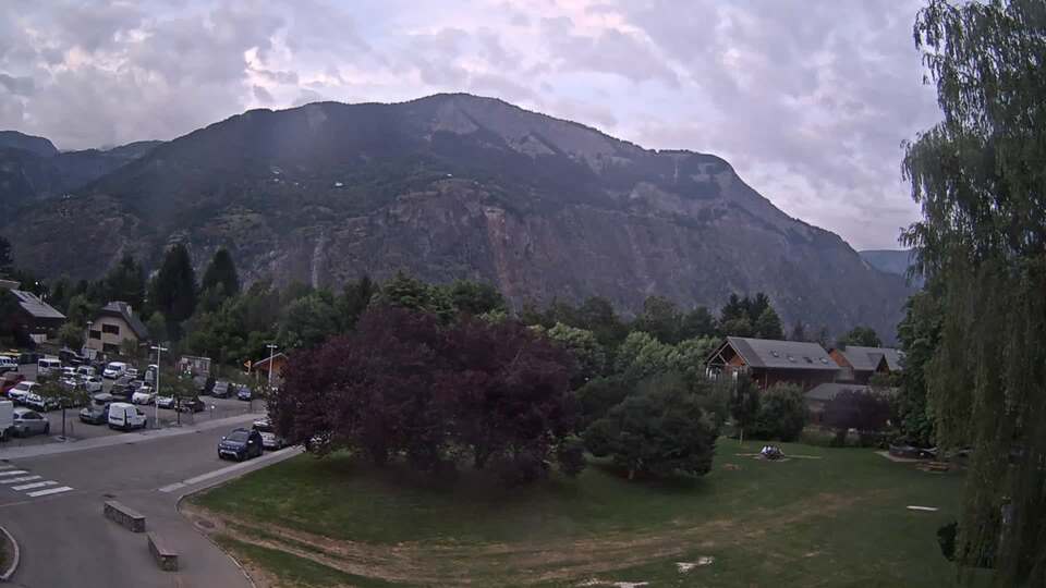 Webcam au niveau de la mairie du village du Bourg d'Oisans, aux pieds de l'Alpe d'Huez et aux portes du parc des Écrins