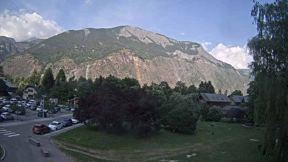 <h2>Webcam au niveau de la mairie du village du Bourg d'Oisans, aux pieds de l'Alpe d'Huez et aux portes du parc des Écrins</h2>