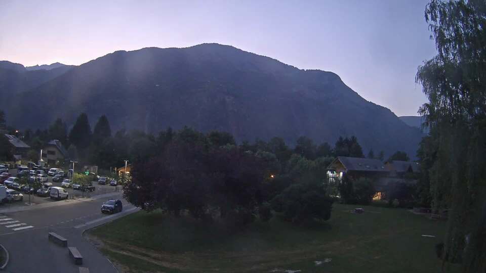 <h2>Webcam au niveau de la mairie du village du Bourg d'Oisans, aux pieds de l'Alpe d'Huez et aux portes du parc des Écrins</h2>