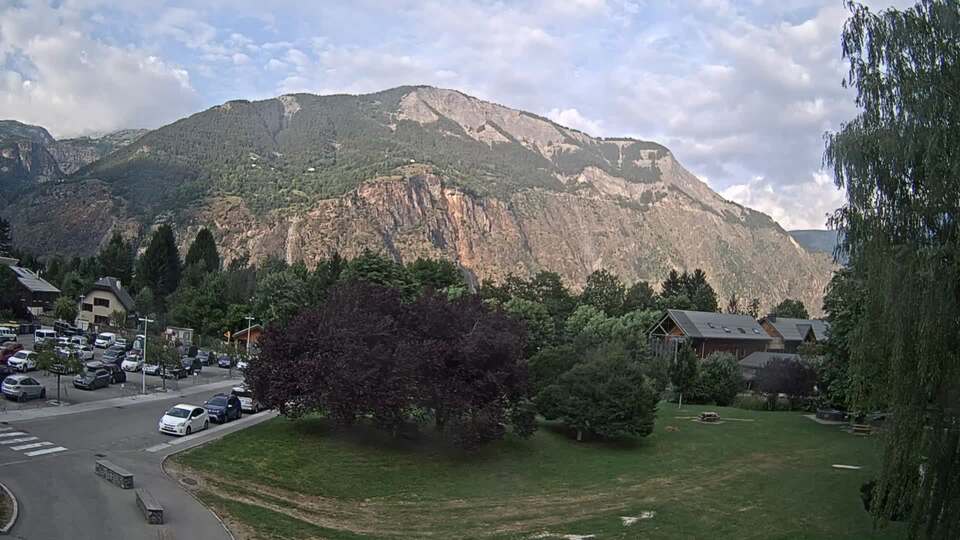 <h2>Webcam au niveau de la mairie du village du Bourg d'Oisans, aux pieds de l'Alpe d'Huez et aux portes du parc des Écrins</h2>