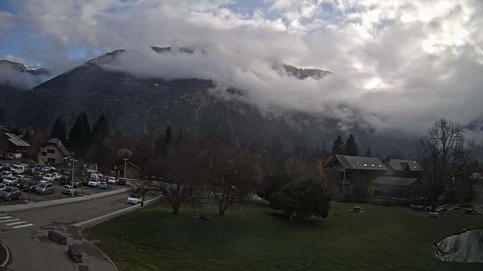 <h2>Webcam au niveau de la mairie du village du Bourg d'Oisans, aux pieds de l'Alpe d'Huez et aux portes du parc des Écrins</h2>