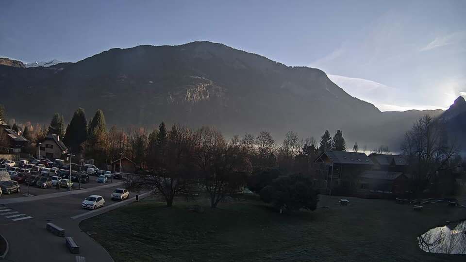 <h2>Webcam au niveau de la mairie du village du Bourg d'Oisans, aux pieds de l'Alpe d'Huez et aux portes du parc des Écrins</h2>