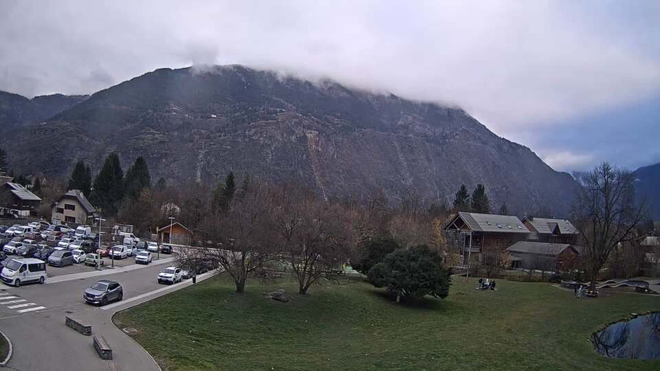 <h2>Webcam au niveau de la mairie du village du Bourg d'Oisans, aux pieds de l'Alpe d'Huez et aux portes du parc des Écrins</h2>