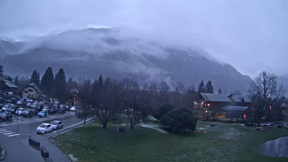 <h2>Webcam au niveau de la mairie du village du Bourg d'Oisans, aux pieds de l'Alpe d'Huez et aux portes du parc des Écrins</h2>