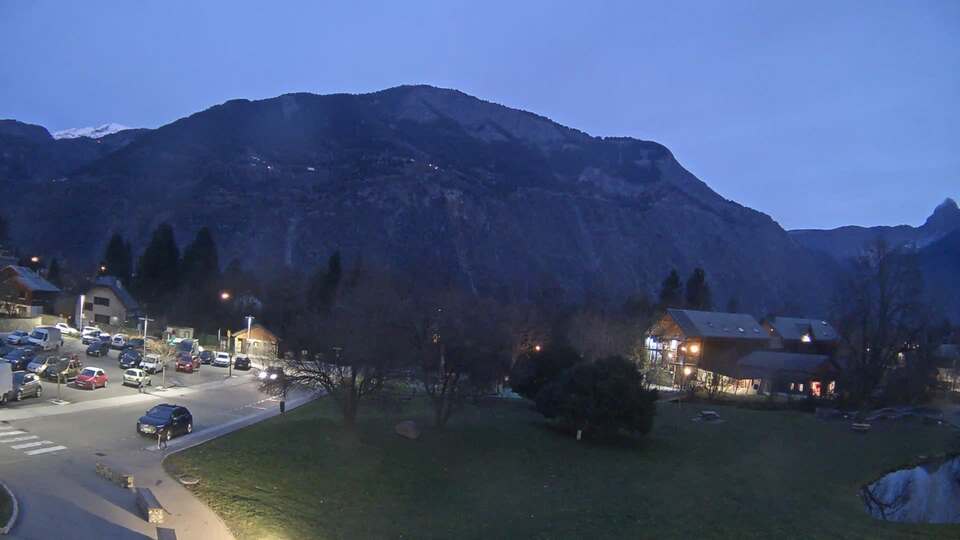 <h2>Webcam au niveau de la mairie du village du Bourg d'Oisans, aux pieds de l'Alpe d'Huez et aux portes du parc des Écrins</h2>