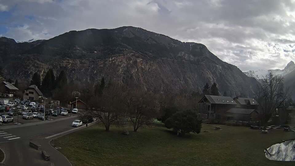 <h2>Webcam au niveau de la mairie du village du Bourg d'Oisans, aux pieds de l'Alpe d'Huez et aux portes du parc des Écrins</h2>