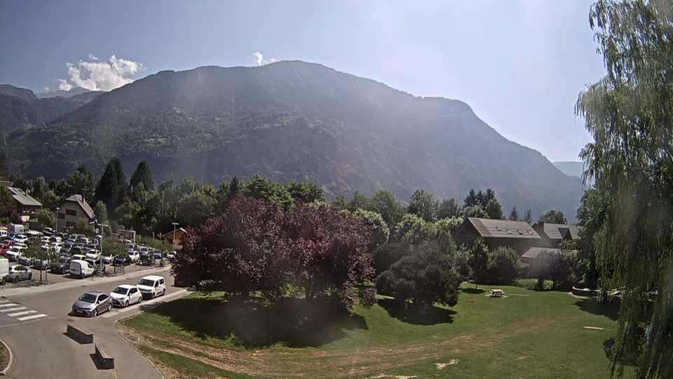 <h2>Webcam au niveau de la mairie du village du Bourg d'Oisans, aux pieds de l'Alpe d'Huez et aux portes du parc des Écrins</h2>