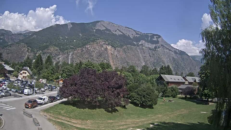<h2>Webcam au niveau de la mairie du village du Bourg d'Oisans, aux pieds de l'Alpe d'Huez et aux portes du parc des Écrins</h2>