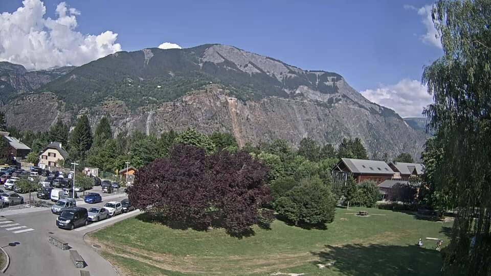 <h2>Webcam au niveau de la mairie du village du Bourg d'Oisans, aux pieds de l'Alpe d'Huez et aux portes du parc des Écrins</h2>