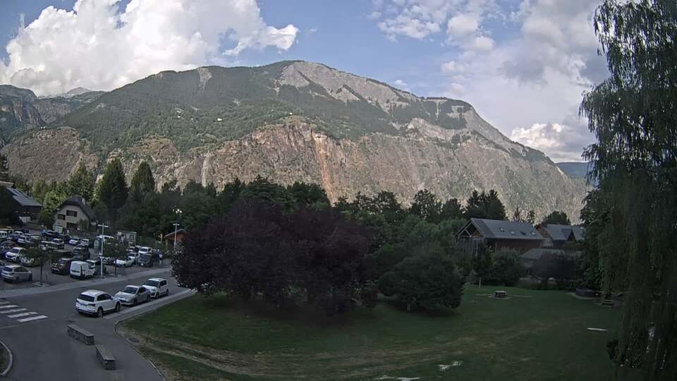 <h2>Webcam au niveau de la mairie du village du Bourg d'Oisans, aux pieds de l'Alpe d'Huez et aux portes du parc des Écrins</h2>