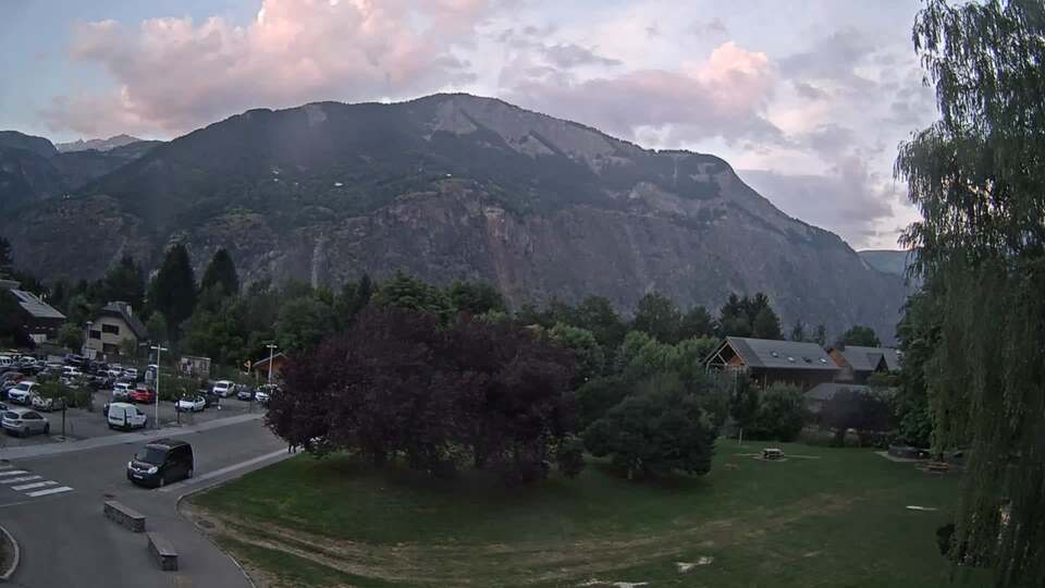 <h2>Webcam au niveau de la mairie du village du Bourg d'Oisans, aux pieds de l'Alpe d'Huez et aux portes du parc des Écrins</h2>
