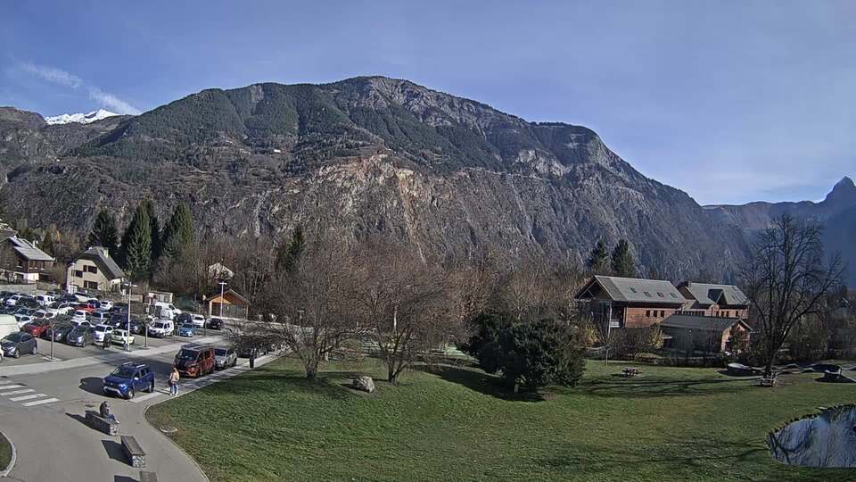 <h2>Webcam au niveau de la mairie du village du Bourg d'Oisans, aux pieds de l'Alpe d'Huez et aux portes du parc des Écrins</h2>