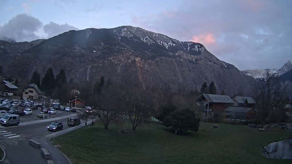 <h2>Webcam au niveau de la mairie du village du Bourg d'Oisans, aux pieds de l'Alpe d'Huez et aux portes du parc des Écrins</h2>