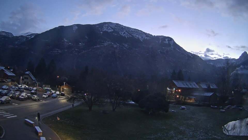 <h2>Webcam au niveau de la mairie du village du Bourg d'Oisans, aux pieds de l'Alpe d'Huez et aux portes du parc des Écrins</h2>