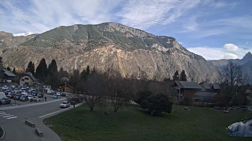 <h2>Webcam au niveau de la mairie du village du Bourg d'Oisans, aux pieds de l'Alpe d'Huez et aux portes du parc des Écrins</h2>