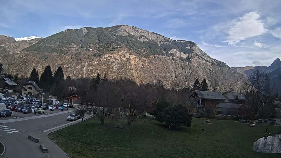 <h2>Webcam au niveau de la mairie du village du Bourg d'Oisans, aux pieds de l'Alpe d'Huez et aux portes du parc des Écrins</h2>