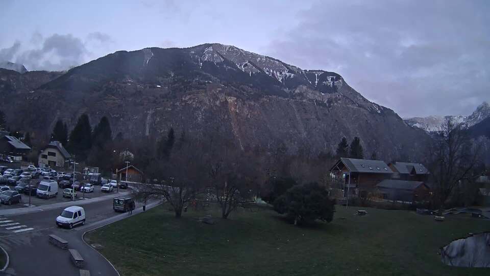 <h2>Webcam au niveau de la mairie du village du Bourg d'Oisans, aux pieds de l'Alpe d'Huez et aux portes du parc des Écrins</h2>