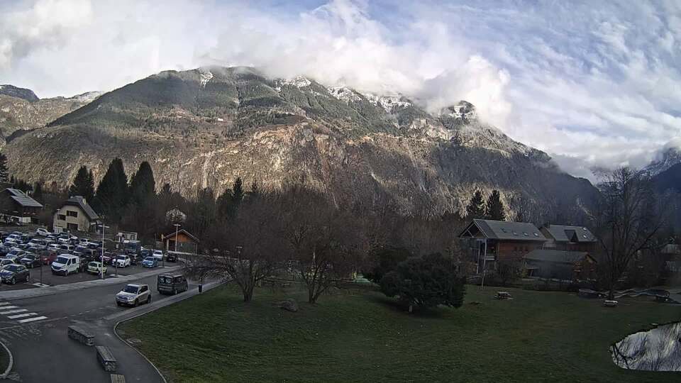 <h2>Webcam au niveau de la mairie du village du Bourg d'Oisans, aux pieds de l'Alpe d'Huez et aux portes du parc des Écrins</h2>
