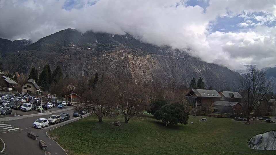 <h2>Webcam au niveau de la mairie du village du Bourg d'Oisans, aux pieds de l'Alpe d'Huez et aux portes du parc des Écrins</h2>