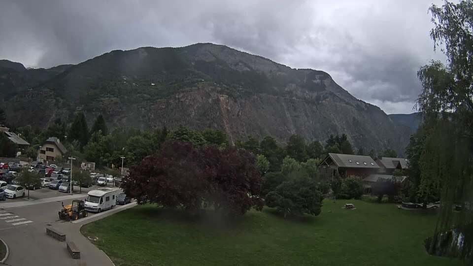 <h2>Webcam au niveau de la mairie du village du Bourg d'Oisans, aux pieds de l'Alpe d'Huez et aux portes du parc des Écrins</h2>