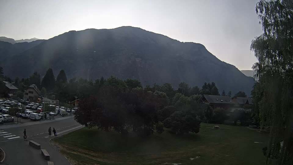 <h2>Webcam au niveau de la mairie du village du Bourg d'Oisans, aux pieds de l'Alpe d'Huez et aux portes du parc des Écrins</h2>