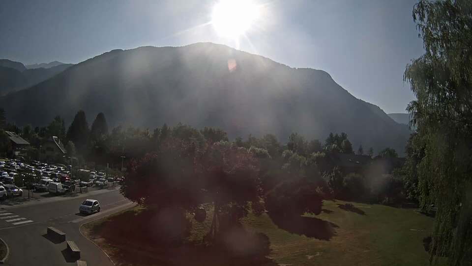 <h2>Webcam au niveau de la mairie du village du Bourg d'Oisans, aux pieds de l'Alpe d'Huez et aux portes du parc des Écrins</h2>