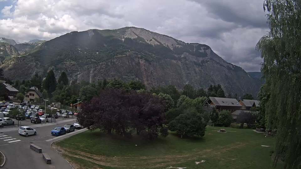 <h2>Webcam au niveau de la mairie du village du Bourg d'Oisans, aux pieds de l'Alpe d'Huez et aux portes du parc des Écrins</h2>