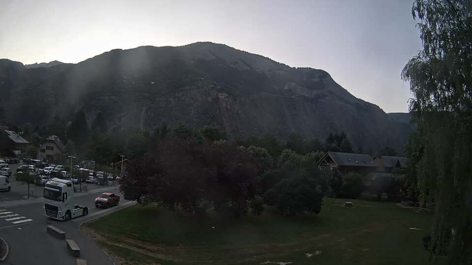 <h2>Webcam au niveau de la mairie du village du Bourg d'Oisans, aux pieds de l'Alpe d'Huez et aux portes du parc des Écrins</h2>