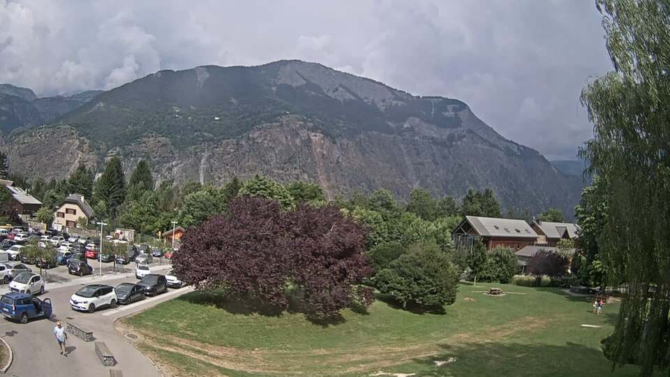 <h2>Webcam au niveau de la mairie du village du Bourg d'Oisans, aux pieds de l'Alpe d'Huez et aux portes du parc des Écrins</h2>