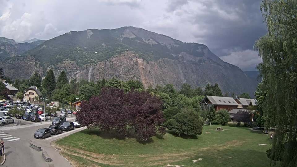 <h2>Webcam au niveau de la mairie du village du Bourg d'Oisans, aux pieds de l'Alpe d'Huez et aux portes du parc des Écrins</h2>
