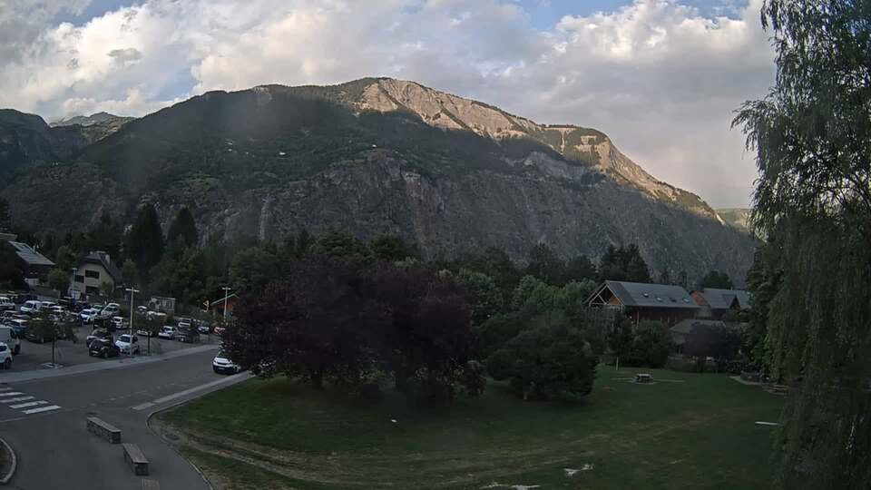 <h2>Webcam au niveau de la mairie du village du Bourg d'Oisans, aux pieds de l'Alpe d'Huez et aux portes du parc des Écrins</h2>