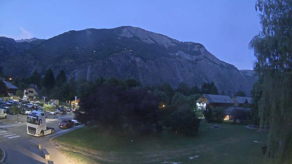 <h2>Webcam au niveau de la mairie du village du Bourg d'Oisans, aux pieds de l'Alpe d'Huez et aux portes du parc des Écrins</h2>