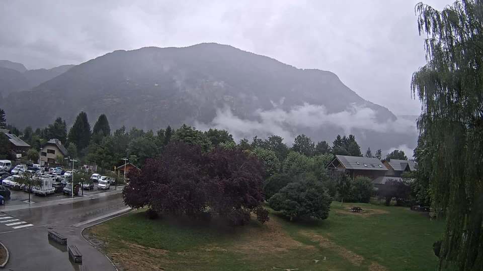 <h2>Webcam au niveau de la mairie du village du Bourg d'Oisans, aux pieds de l'Alpe d'Huez et aux portes du parc des Écrins</h2>