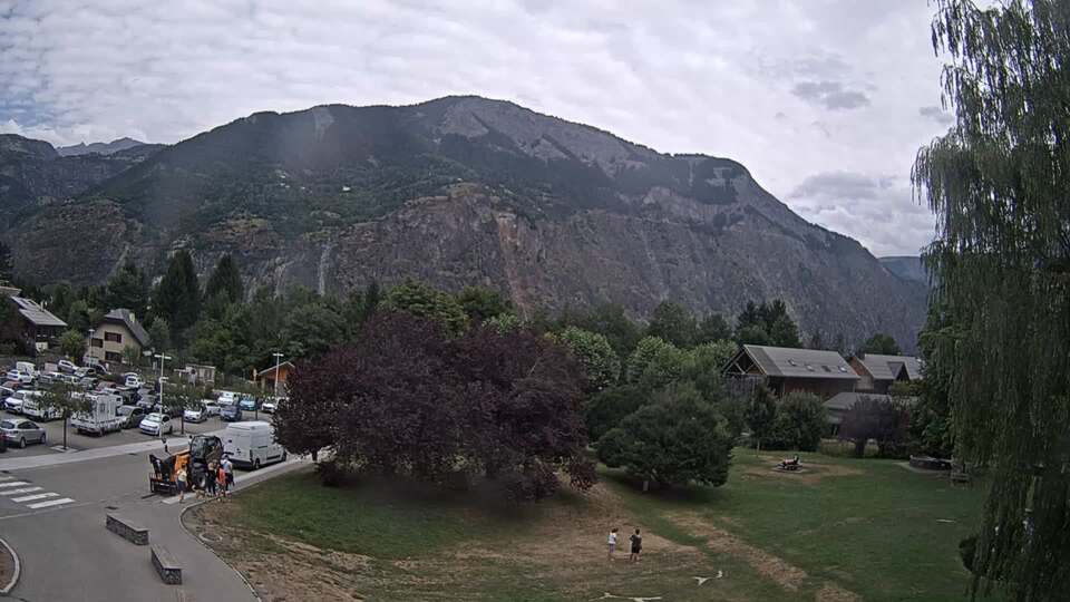 <h2>Webcam au niveau de la mairie du village du Bourg d'Oisans, aux pieds de l'Alpe d'Huez et aux portes du parc des Écrins</h2>