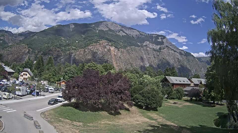 <h2>Webcam au niveau de la mairie du village du Bourg d'Oisans, aux pieds de l'Alpe d'Huez et aux portes du parc des Écrins</h2>