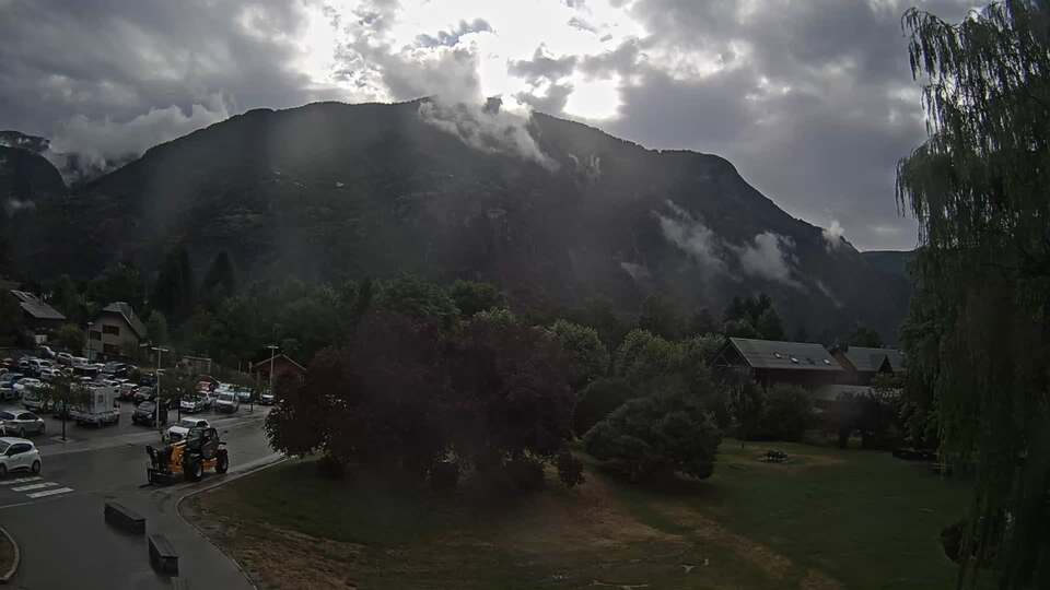 <h2>Webcam au niveau de la mairie du village du Bourg d'Oisans, aux pieds de l'Alpe d'Huez et aux portes du parc des Écrins</h2>