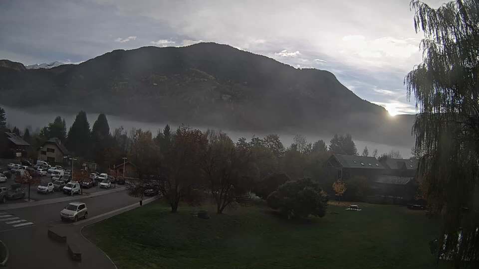 <h2>Webcam au niveau de la mairie du village du Bourg d'Oisans, aux pieds de l'Alpe d'Huez et aux portes du parc des Écrins</h2>