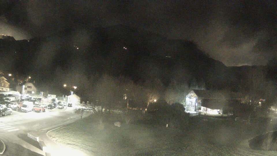 <h2>Webcam au niveau de la mairie du village du Bourg d'Oisans, aux pieds de l'Alpe d'Huez et aux portes du parc des Écrins</h2>
